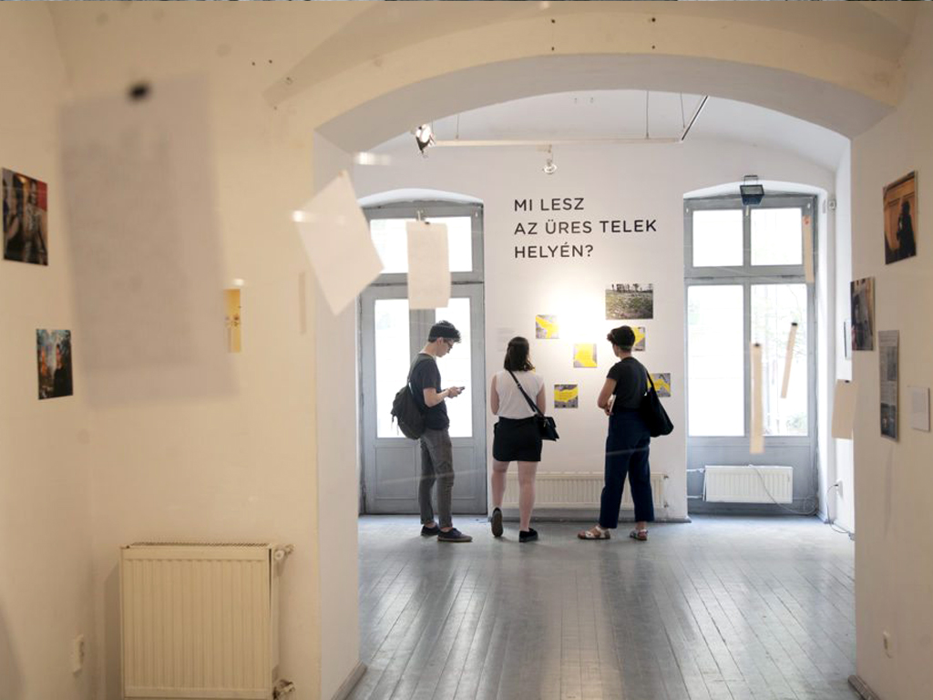 A város peremén projekt. Kiállításenteriőr a Labor galériában, 2017